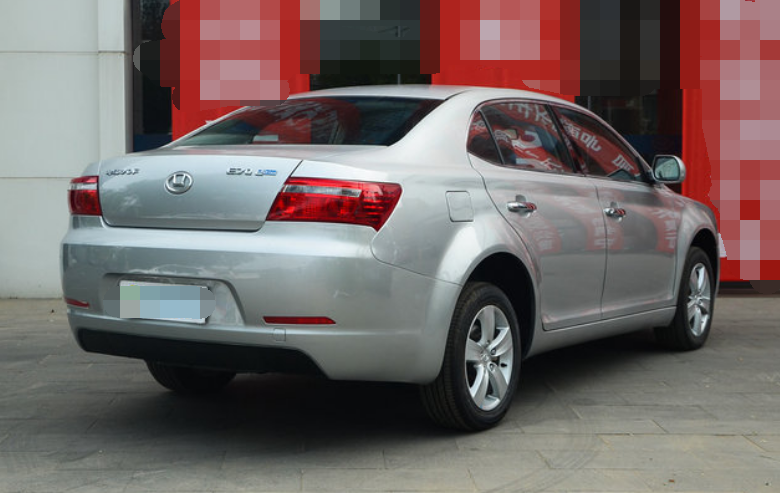 华泰iev230前排乘坐空间感觉还是很不错的,空间大,同级别相比大得多