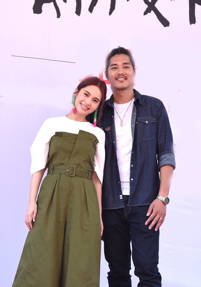 7月29日消息,杨丞琳穿橄榄绿抹胸连体裤出席活动,她造型靓丽,对镜头甜