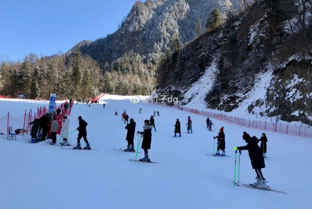 成都各大滑雪场就在这个月开放,赶紧到雪地里撒欢