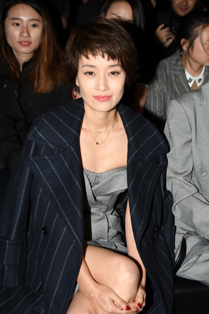 马伊琍不是尤物身材,但骨架小而且非常匀称,穿抹胸连体裤配短发亮相