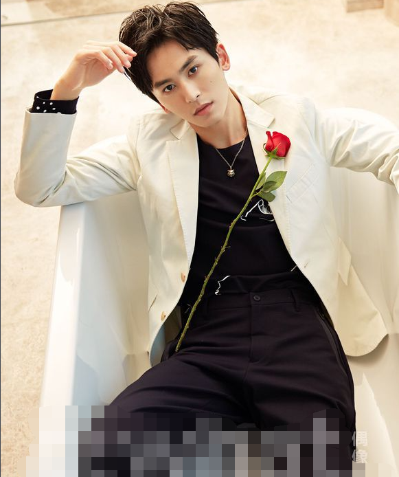 有一种"肌肉美男"叫张哲瀚,俊朗帅气,模特般的身材健硕的肌肉