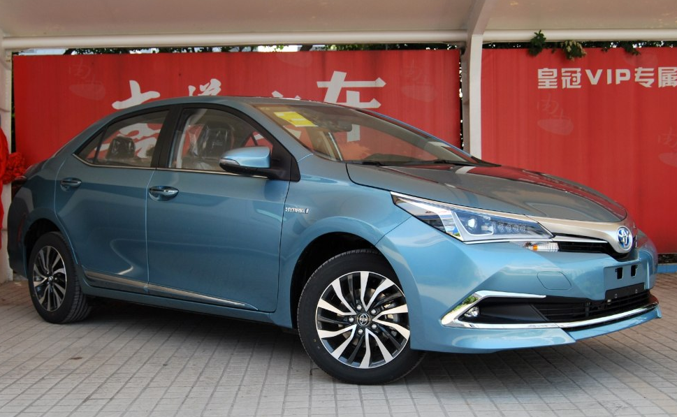 蓝色的丰田卡罗拉,不容错过,简洁大方的外观设计,车身上的轮廓富有