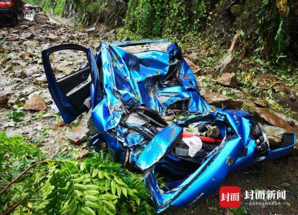 214省道兩車被落石砸中 轎車被壓扁 3人受傷