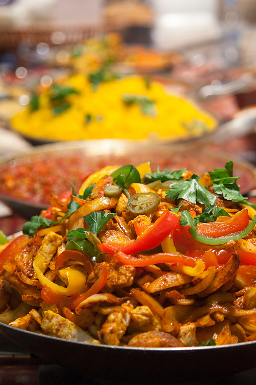 韩国的海鲜炒年糕(seafood stir-fried rice cake)是一道融合了海鲜鲜