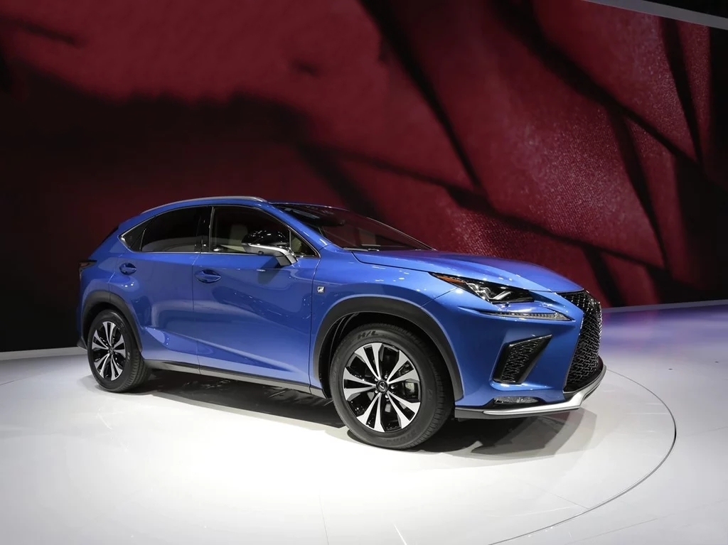 雷克萨斯nx这两款颜色的车型,你喜欢哪个?