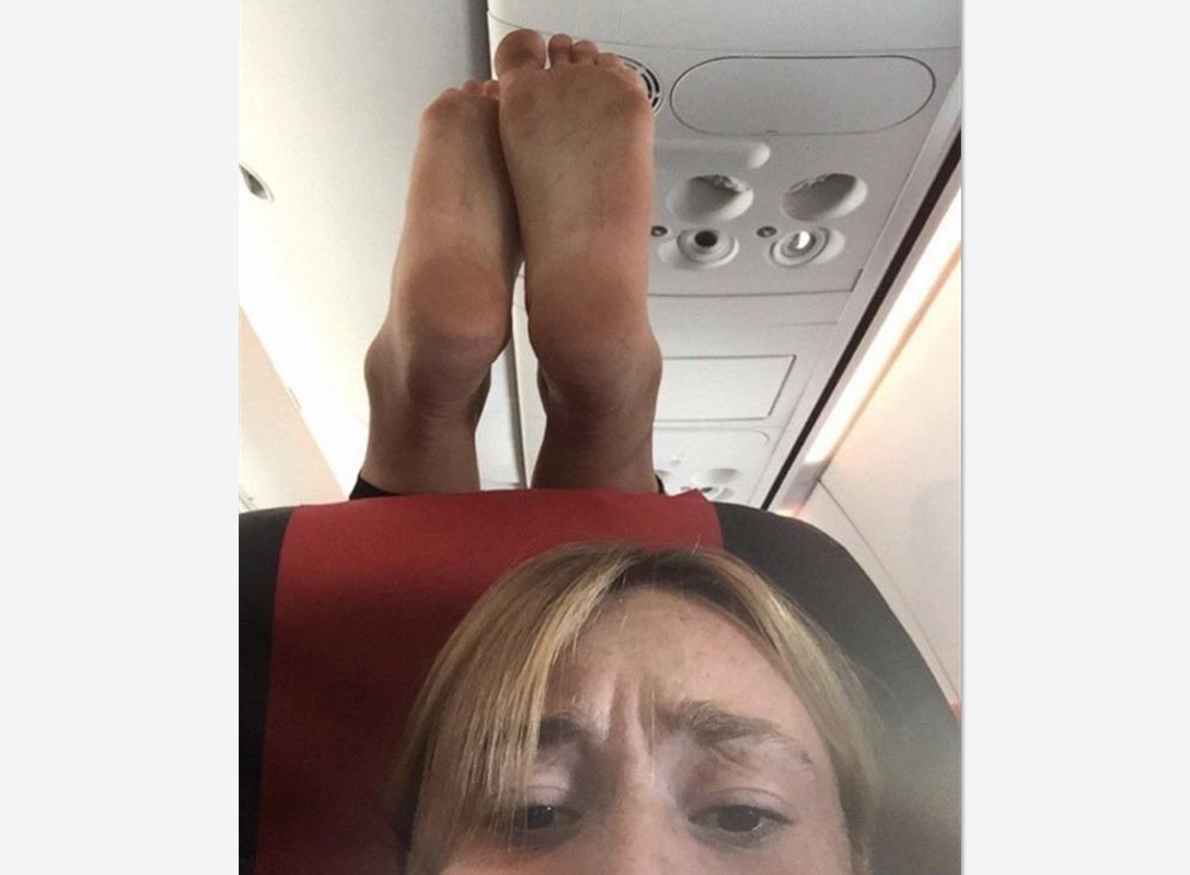 女子坐飞机头后突然伸来一双脏脚,网友:空姐应该将他踢下去