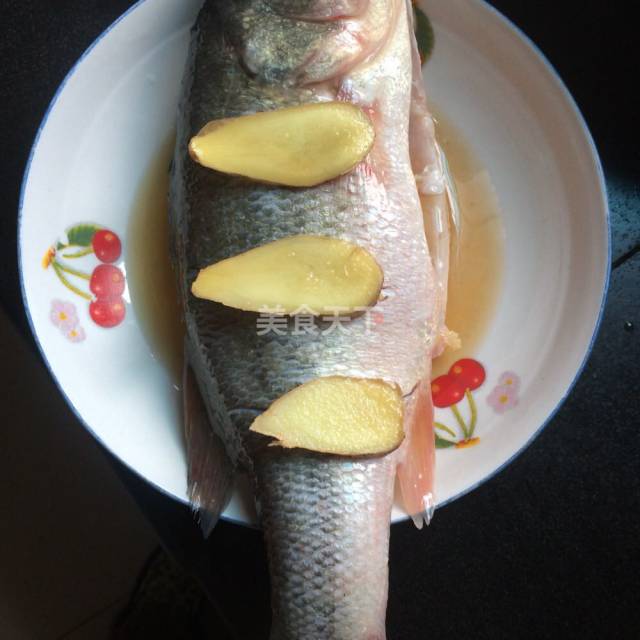 清蒸鲈鱼,细嫩营养,原汁原味的鲜美,十分钟就搞定