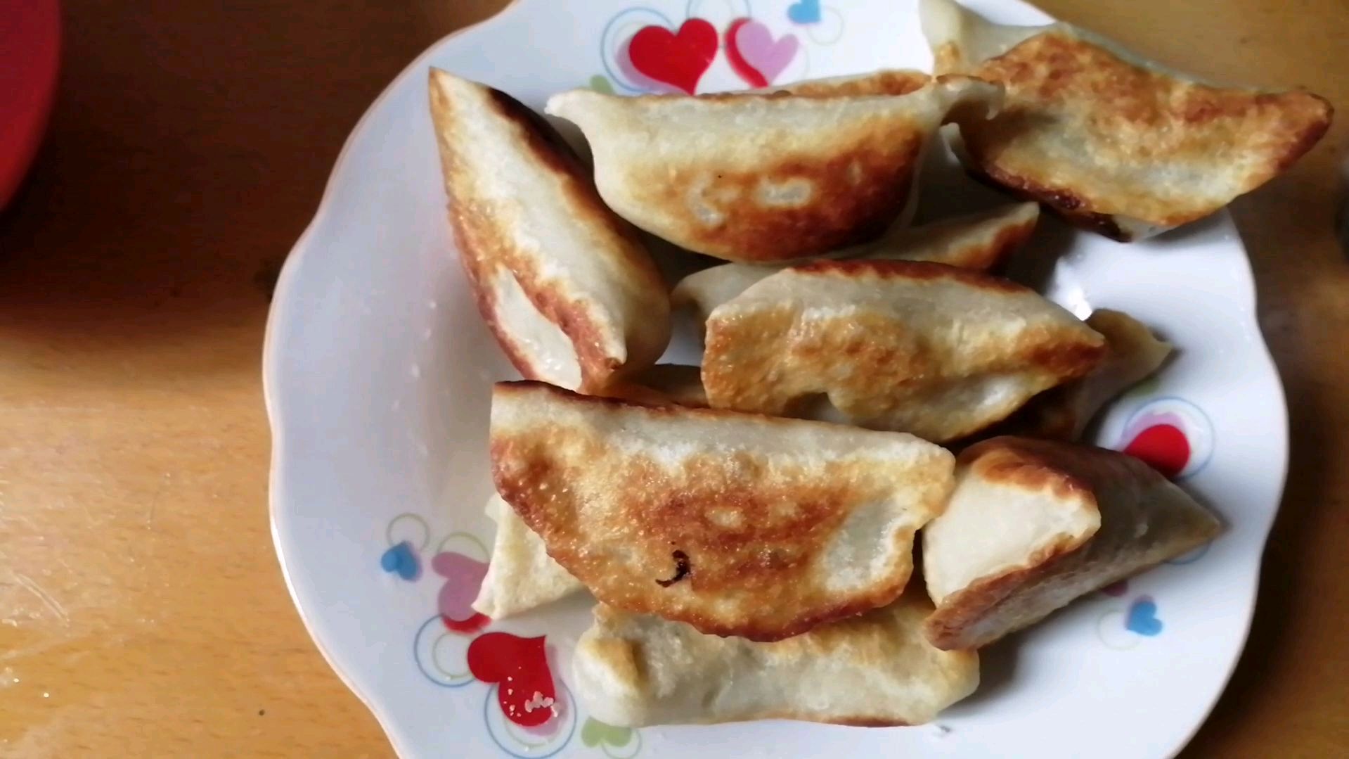 做萝卜粉丝馅的煎饺不用和面发面也能做出好吃不硬的饺子
