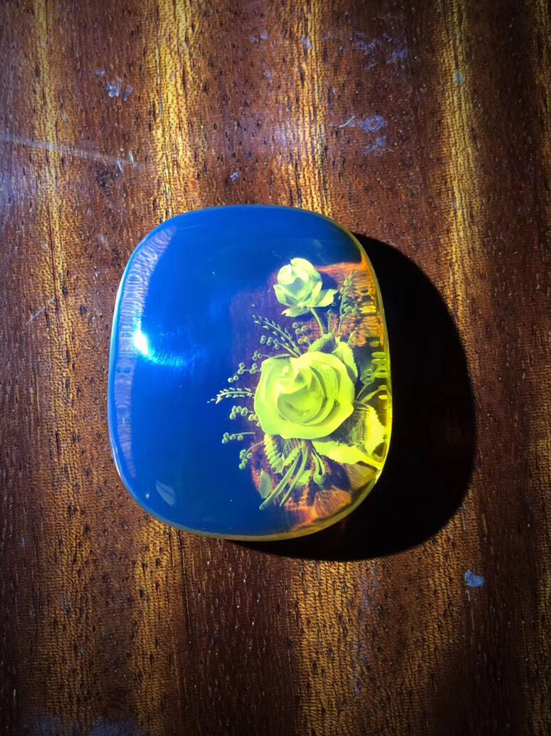 邹保清老师蓝珀阴雕作品《玫瑰花》