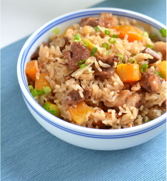 孜然羊肉胡萝卜焖米饭 做法:  1,羊肉洗净,切小块.