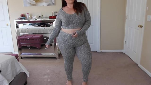 欧美胖女孩坚持健身,身材凹凸有致,终圆模特梦