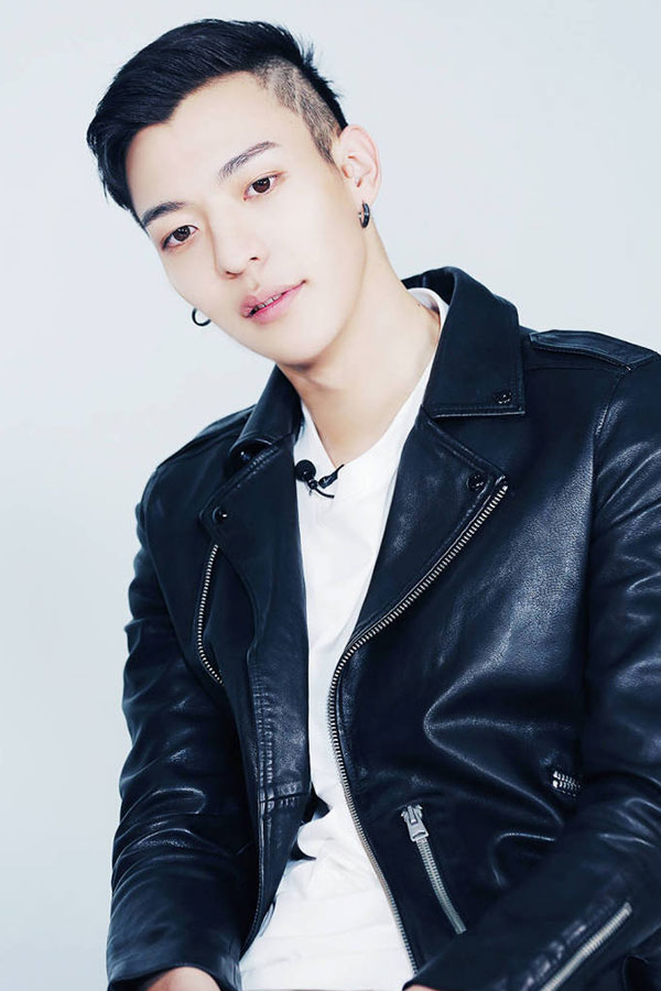 一组关于卜凡的棚拍,搞怪天王上身,各种奇葩动作都有!