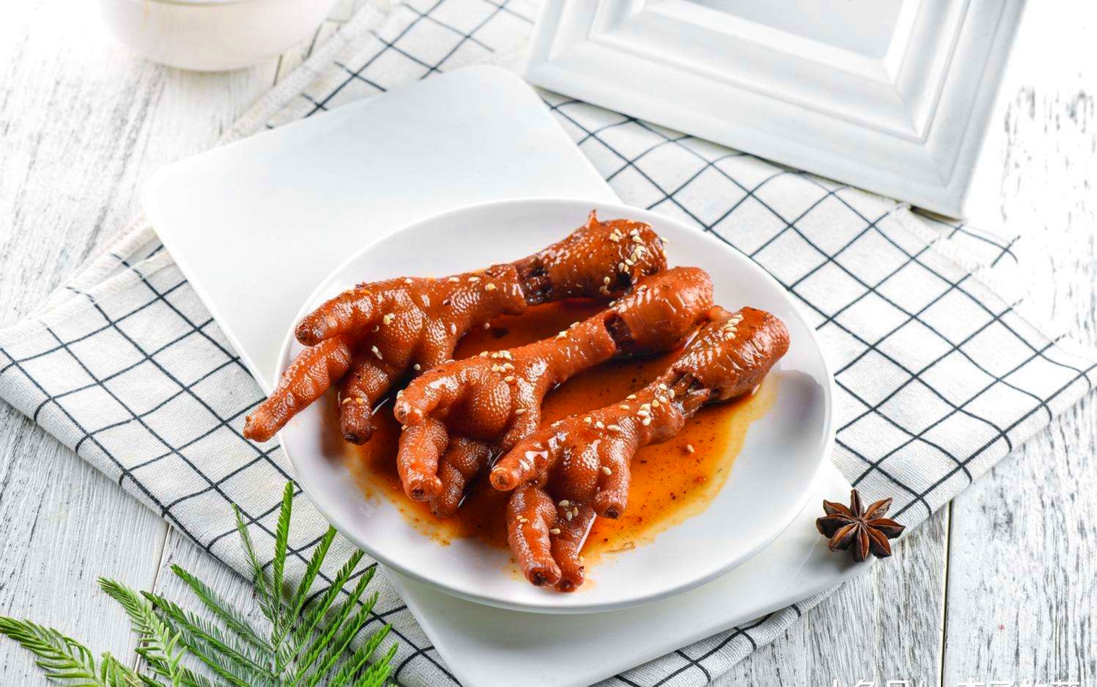 空闲时做一份五香凤爪,鲜香四溢,酒饭皆宜,好吃又美味