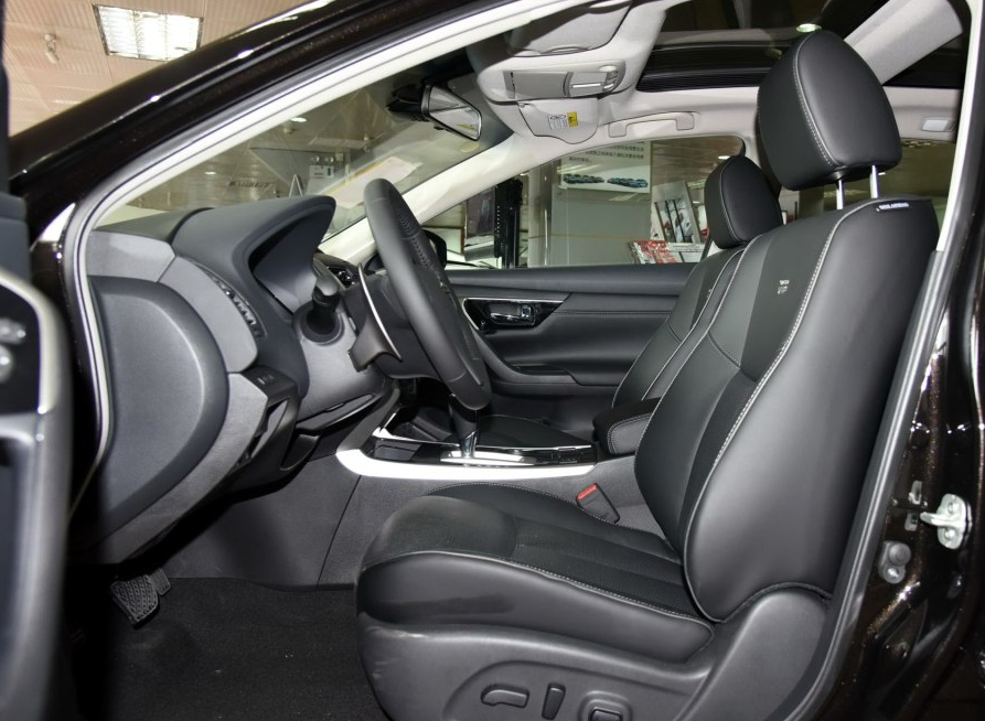 天籁2016款公爵2.5l xv尊享版,比较潮流,适合年轻人驾驶!