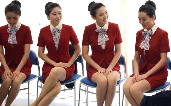 日本空姐为何斜着腿坐?不仅因为坐姿优雅,这点大多数人都不知道