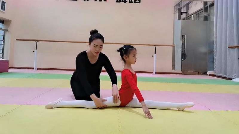 舞蹈竖叉的正确方法视频:正确练习基本功转叉,亲子,早教,好看视频