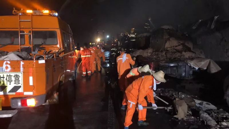 30分钟,351人!雪峰山隧道生死营救!为勇士点赞!
