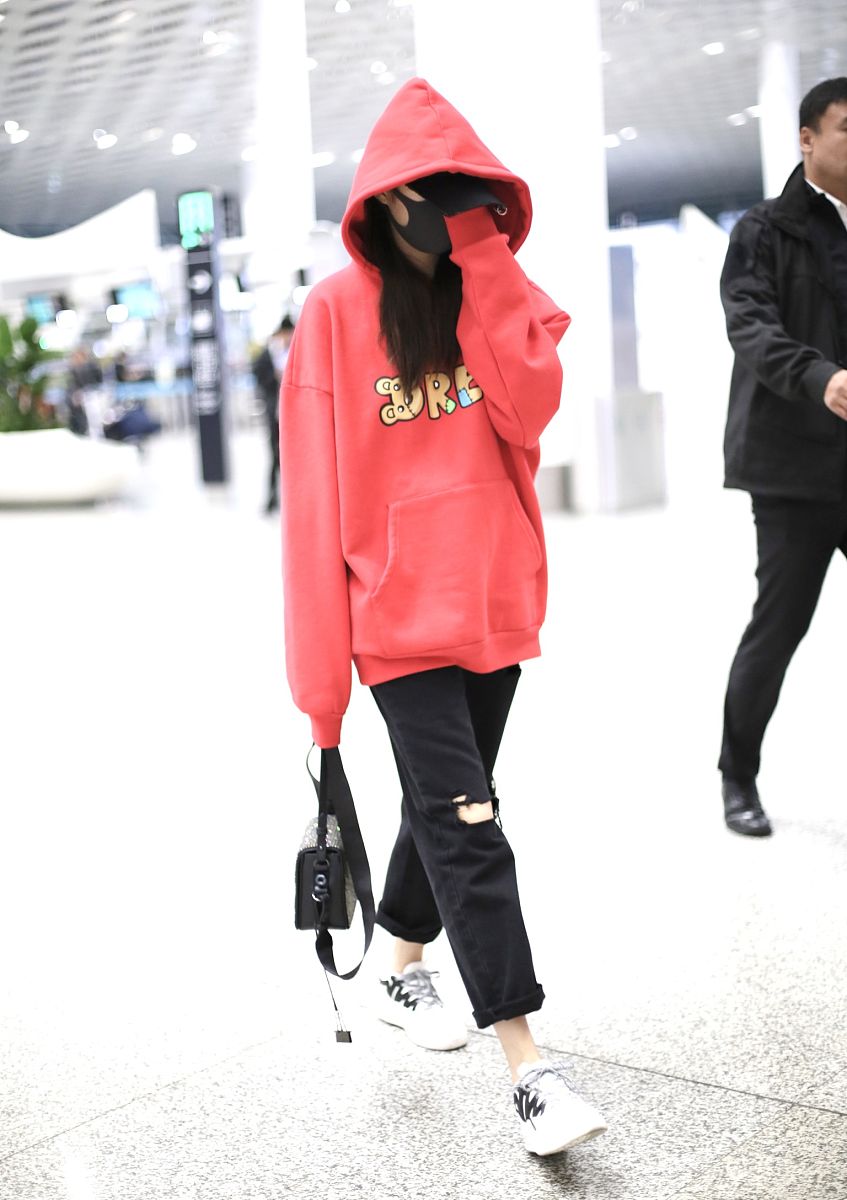 关晓彤街拍:drew红色卫衣破洞裤off-white水钻手袋 街头潮范儿