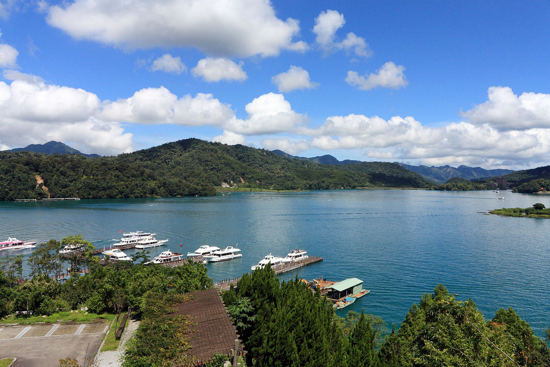 风景区它位于西部的南投县,是台湾省最大的天然湖泊,卧伏在玉山和阿里