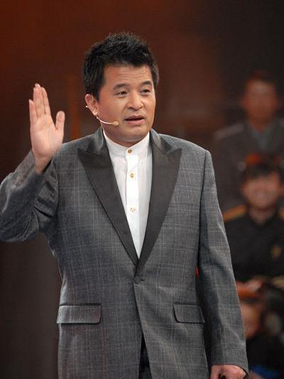 61岁毕福剑与星光大道选手同框录视频,二人合作默契十足!