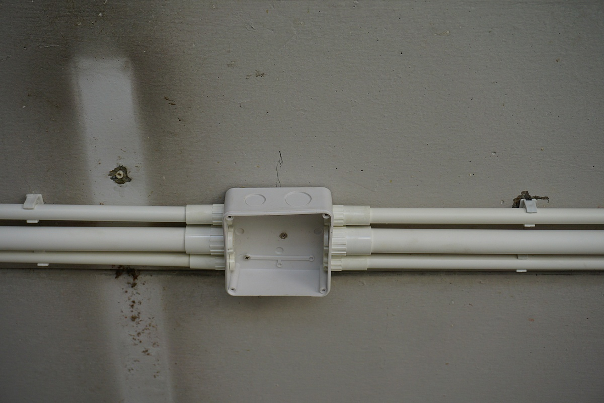 而如何快速且稳定地固定明装线槽,需要一些专门的技巧和方法