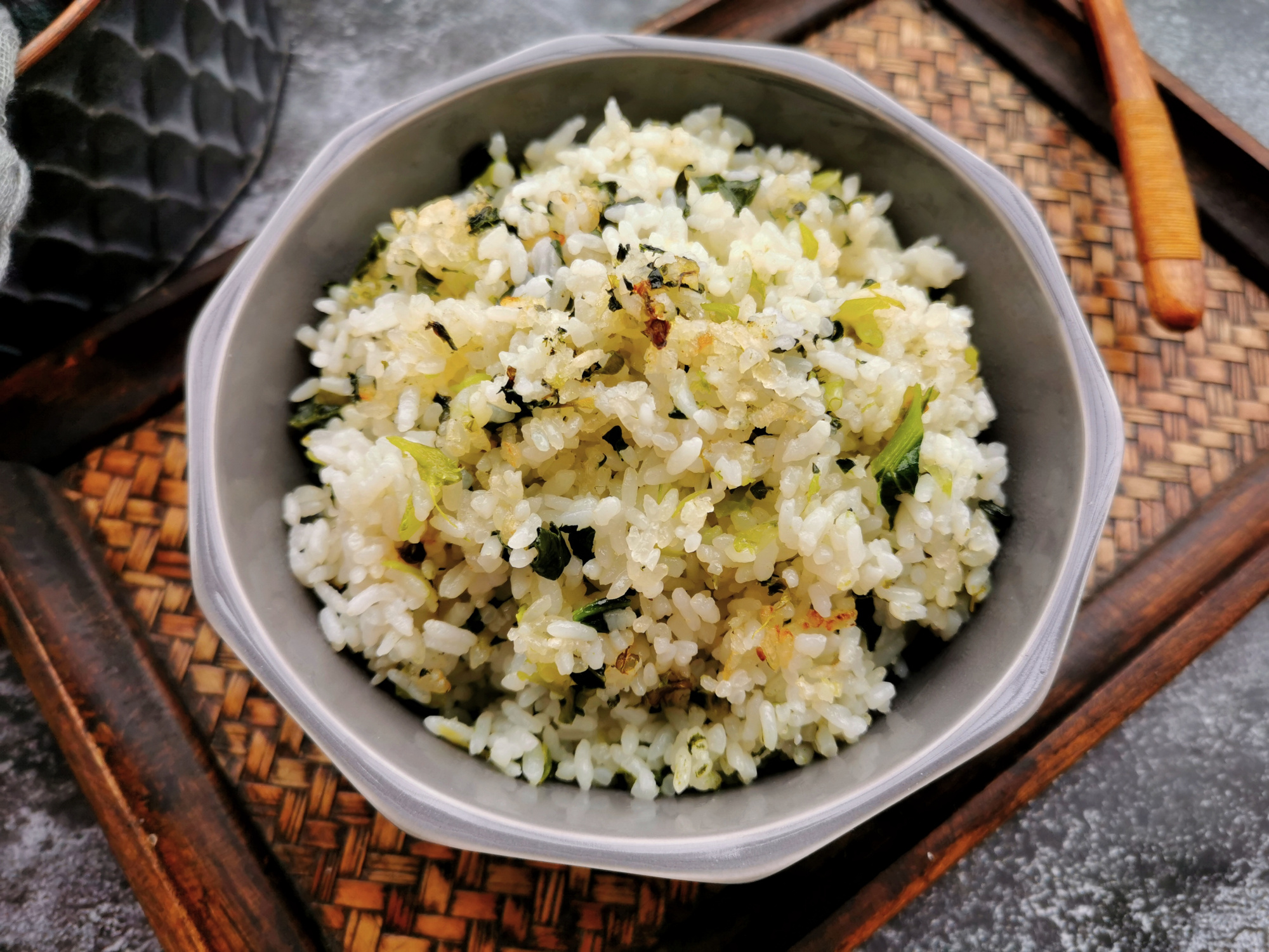 没有肉的青菜焖饭,80后30年前天天吃,咸香适口,有锅巴更香