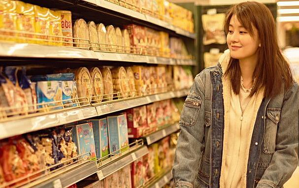 她在超市这个充满生活幸福感的场所轻松购物,她选择了可爱又利落的长