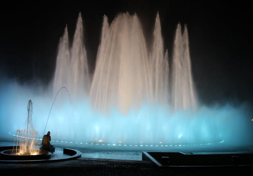 不知道为什么,这座喷泉的灯光非常的妖艳,当蓝色的登广告亮起来时,有