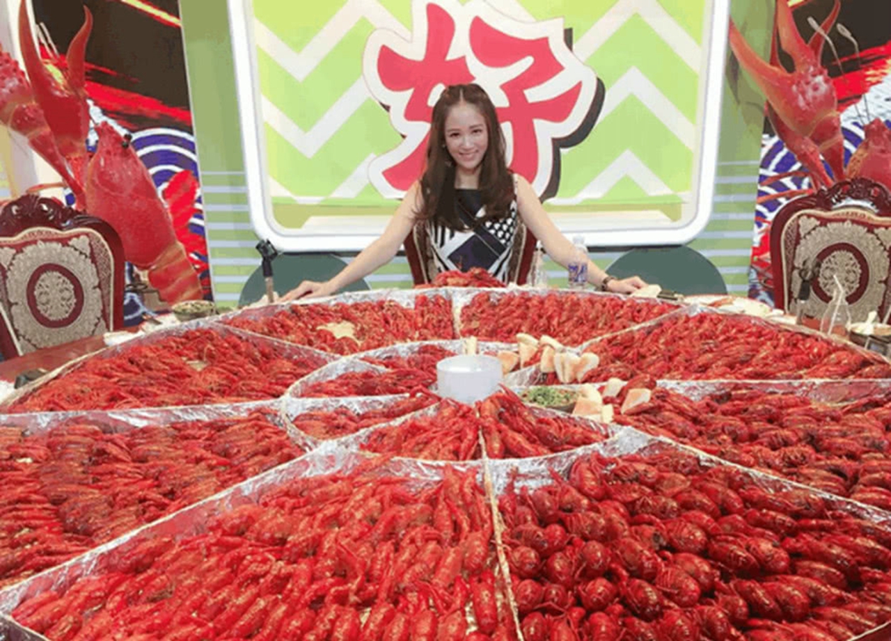明星吃小龙虾,贾玲满脸愁容,陈乔恩霸气,最后一个太浪费了!