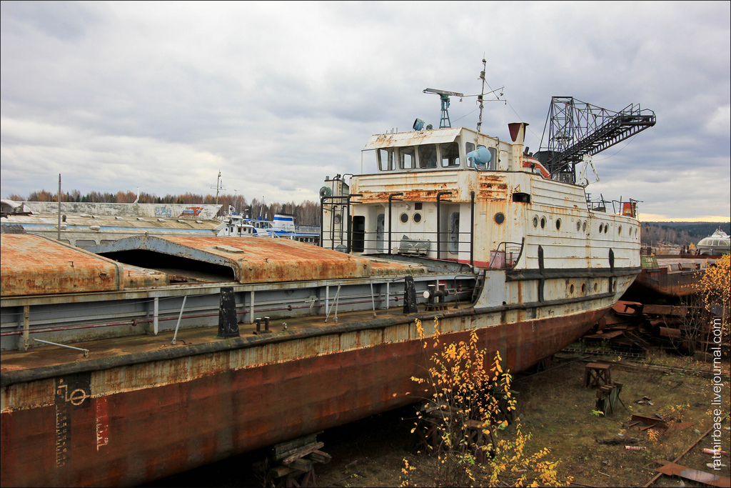 俄罗斯修船厂中的水翼客船,有种太空船坟场的感觉!