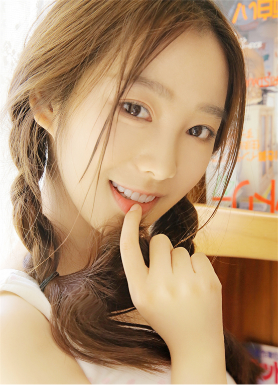 纯情双马尾女孩,难得的干净,看到她仿佛又初恋了