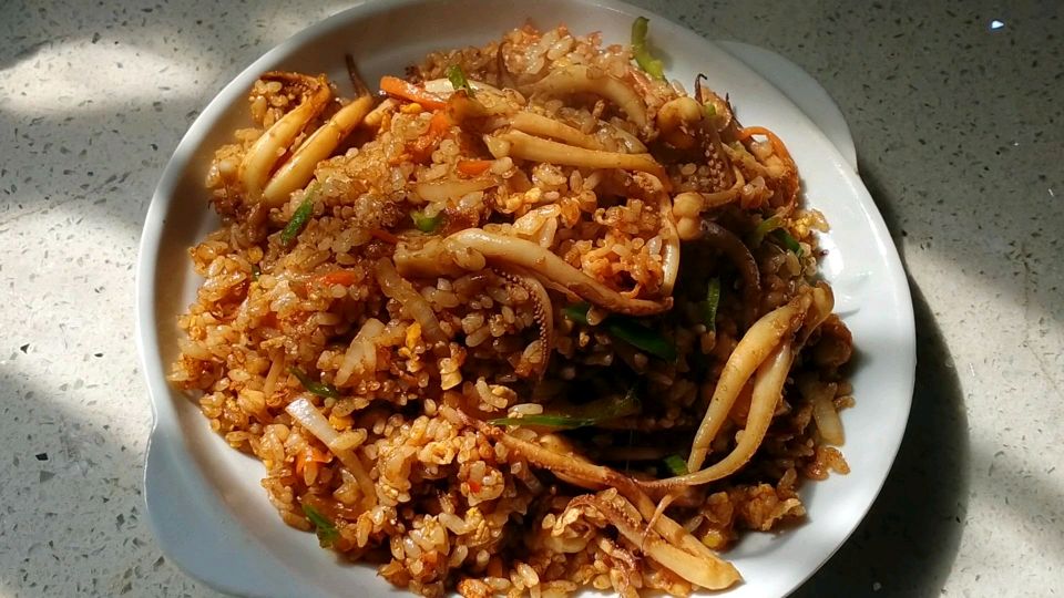 鱿鱼炒饭 加入酱炒更美味 鱿鱼营养价值高 滋阴养胃 建议多吃