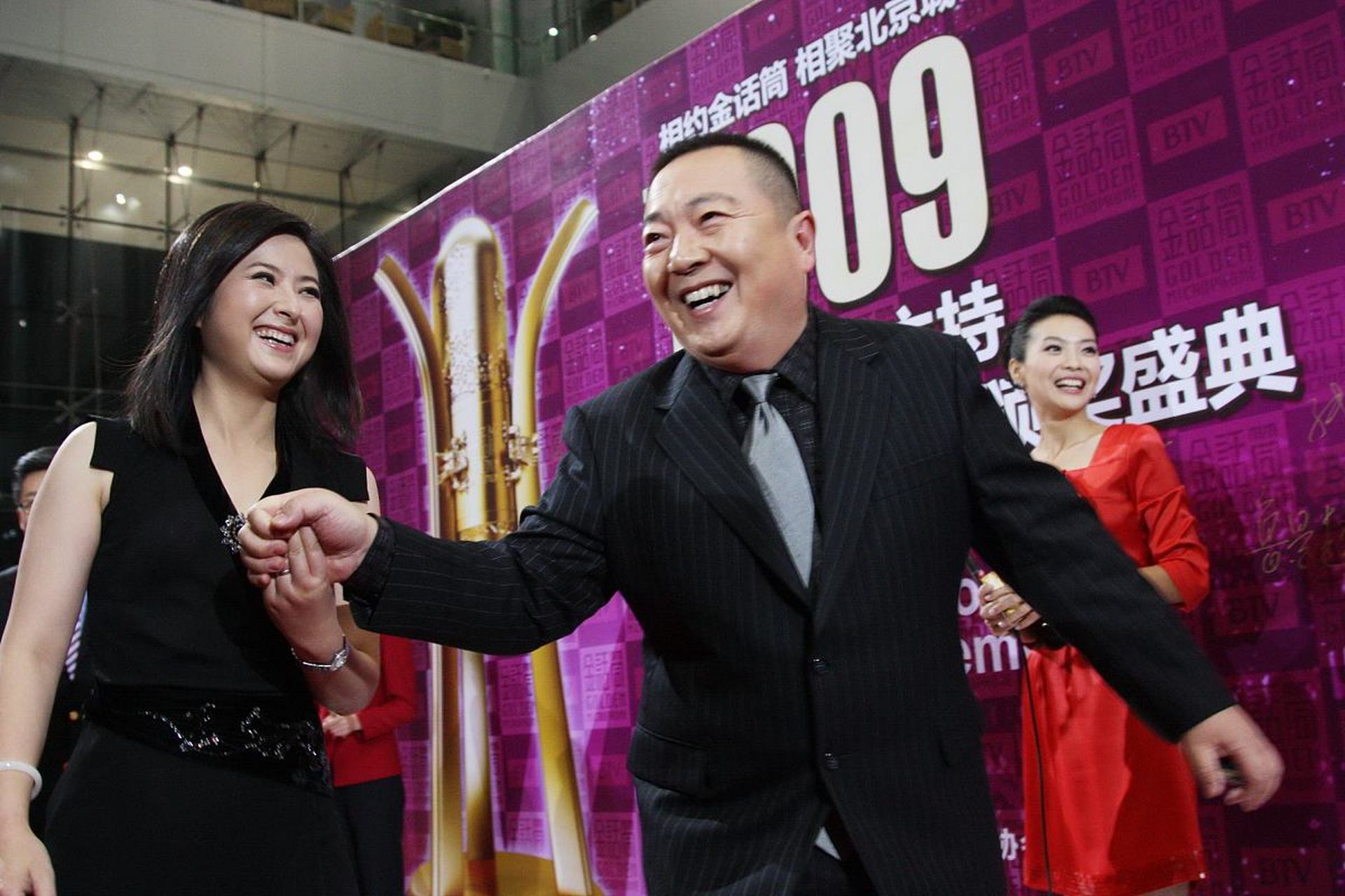 当年,42岁的"央视名嘴"张泉灵,瞒着60岁的丈夫跑去上海,只为约见一个