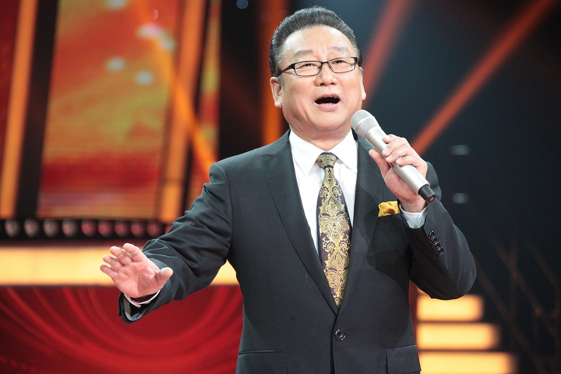 "岳云鹏吓得直哆嗦,赶紧道歉,一旁的蔡明也很紧张