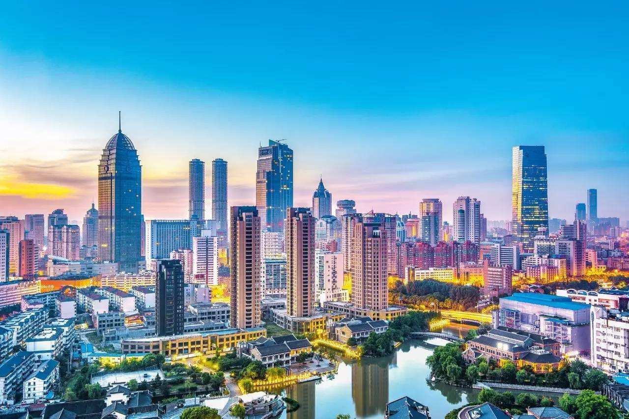 在江苏唯一敢于挑战省会的城市,有望取而代之,不是