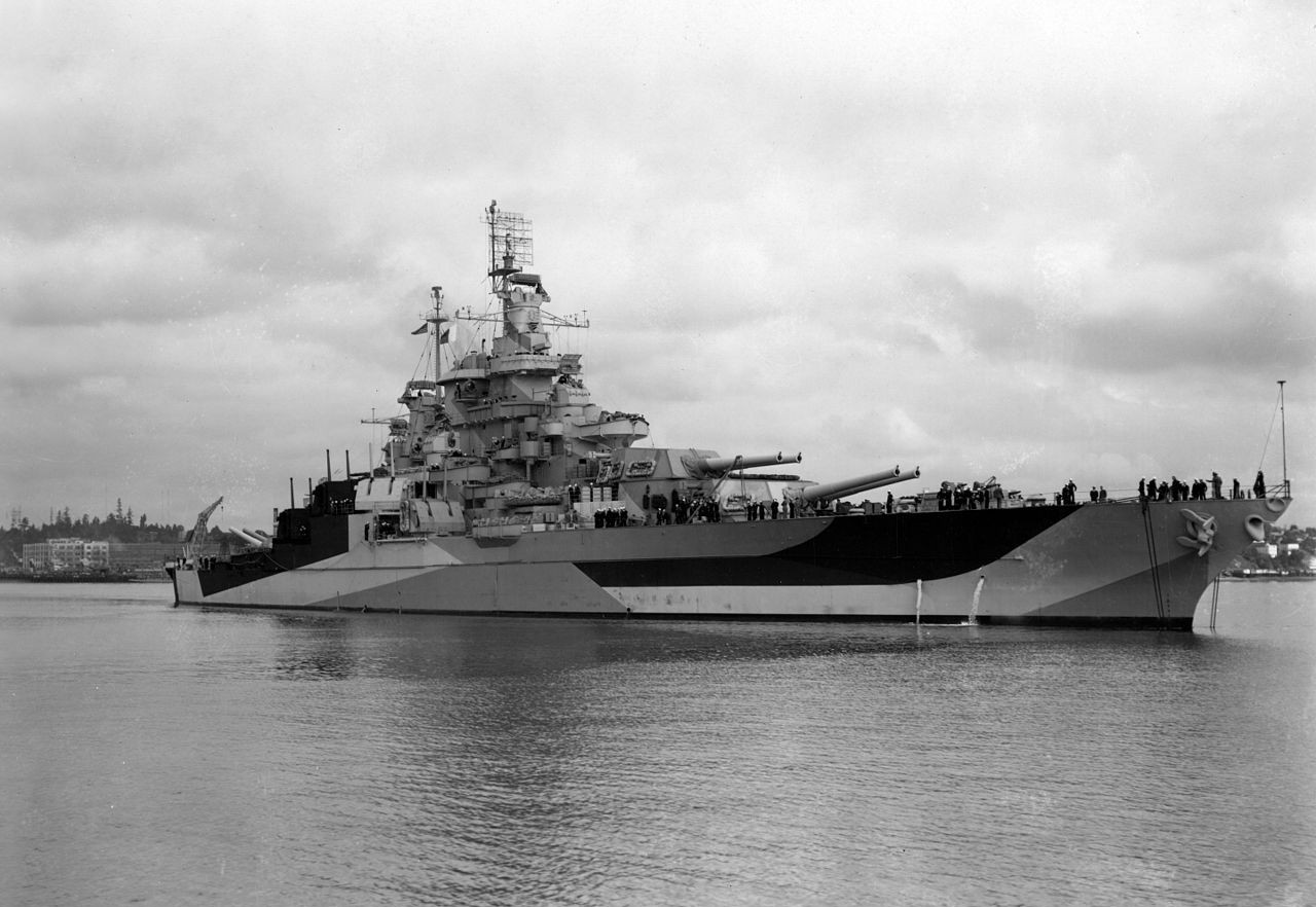 由于马里兰号停在俄克拉荷马号的内侧,所以没有受到鱼雷的袭击,但有两