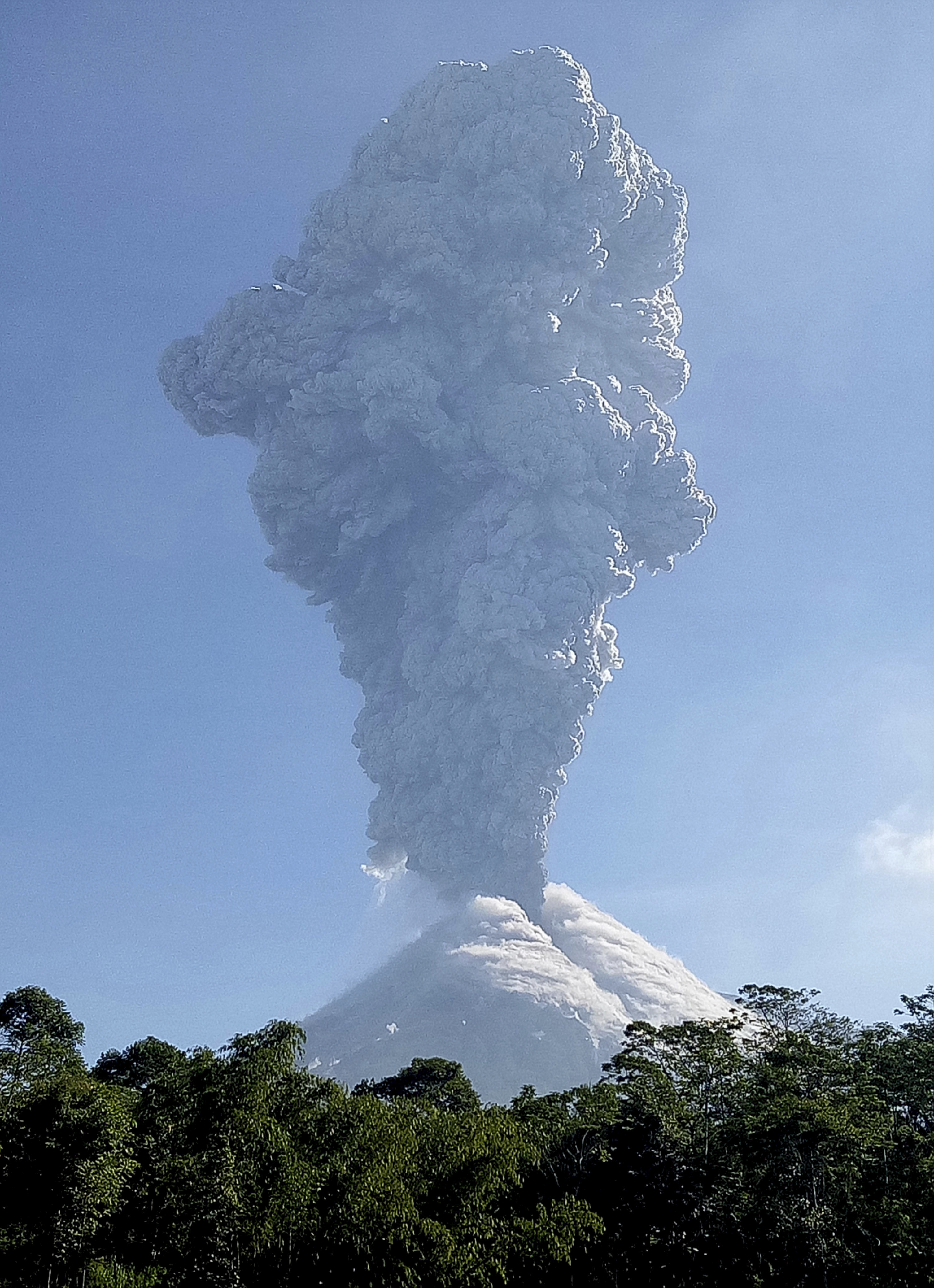 印尼默拉皮火山喷发(3)