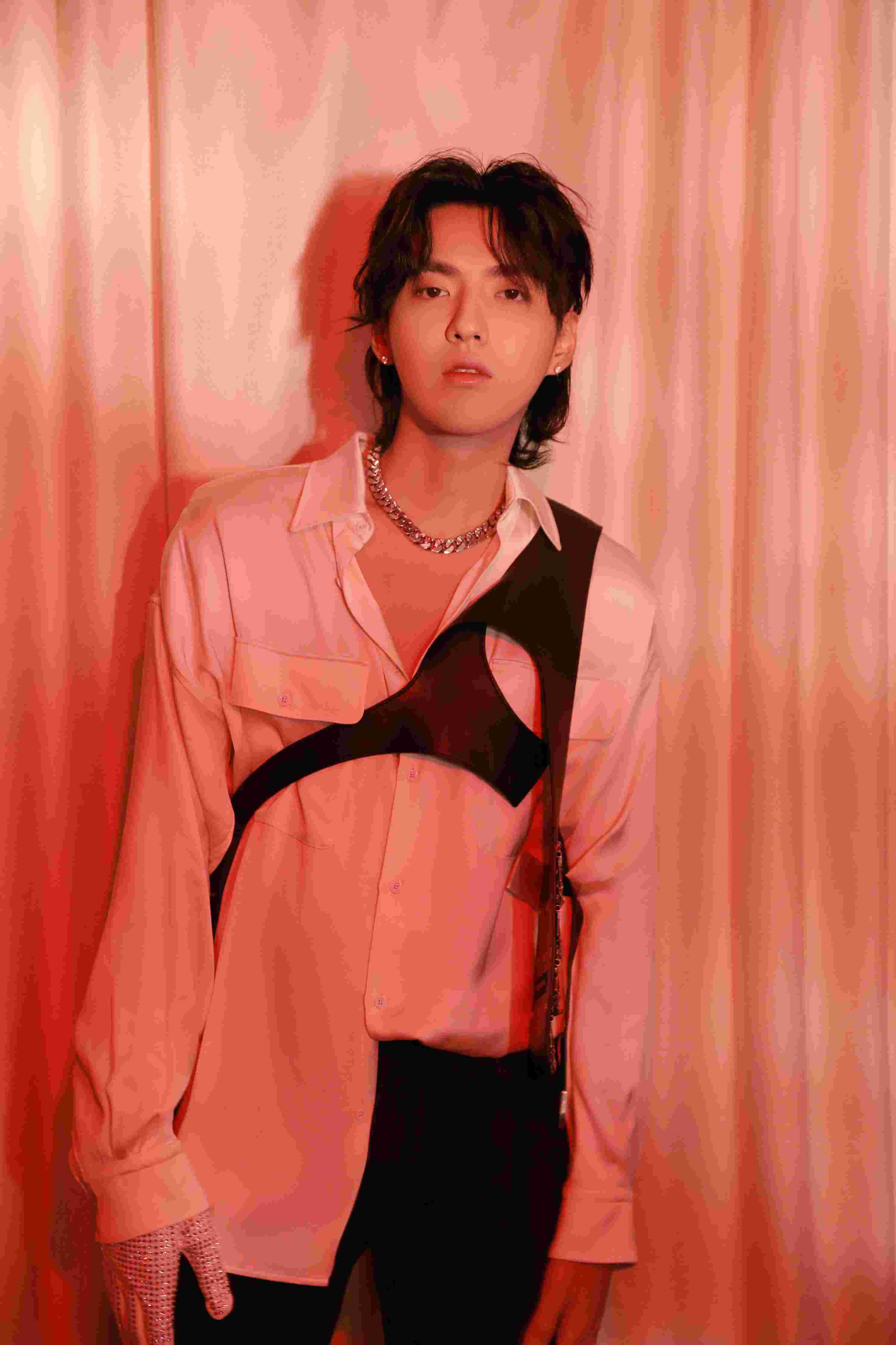 北京时间1月17日,品牌代言人吴亦凡身着路易威登当日发布的2019秋冬