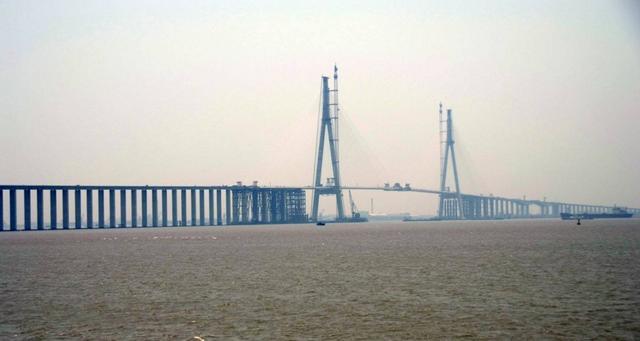 长江苏通大桥建立,日本企业高傲的不提供钢索,我国自己攻克难题