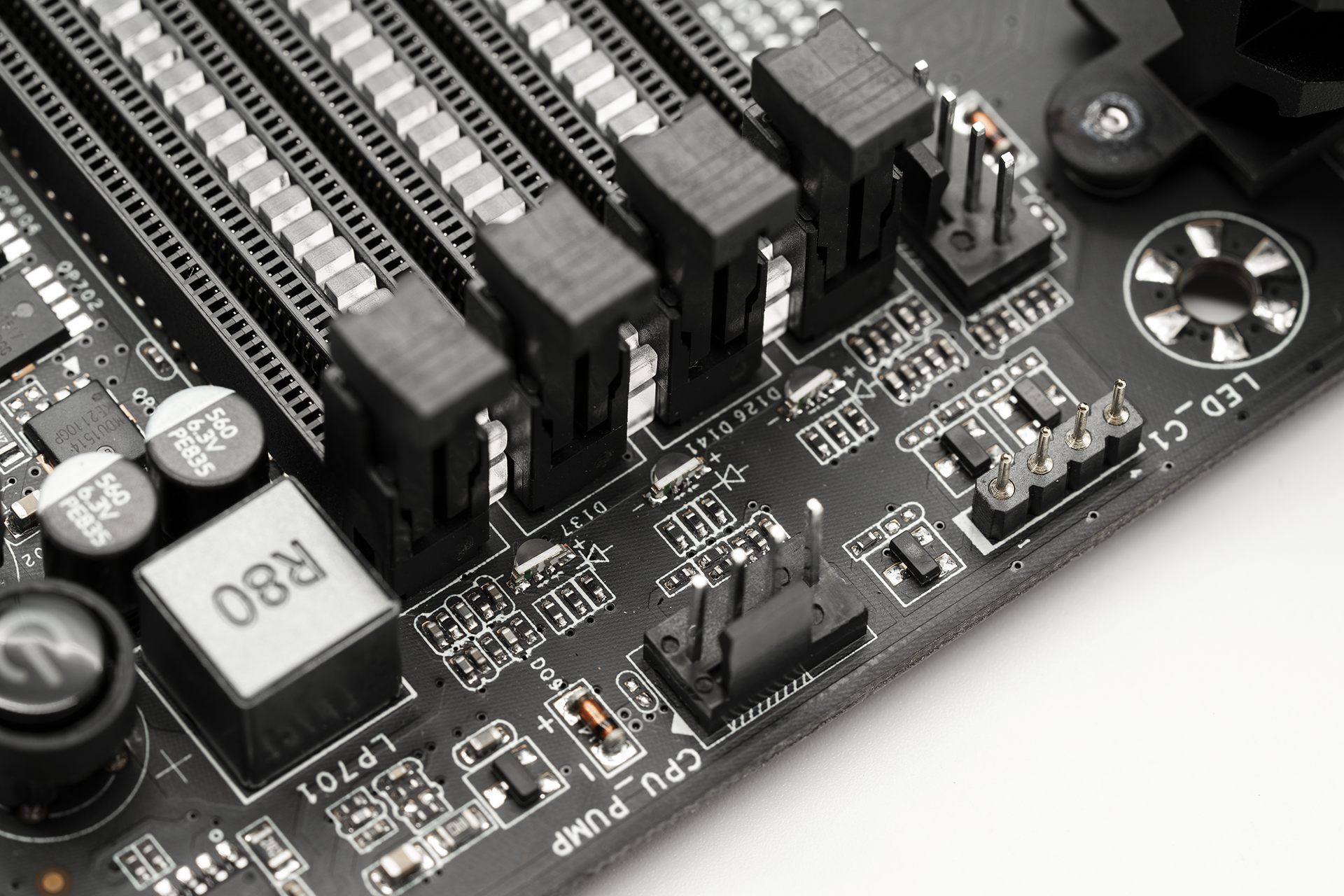 出道既是颜值巅峰?铭瑄z390 电竞之心主板评测