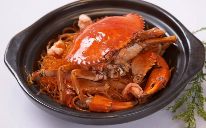 砂锅螃蟹,一道美味的粤菜系菜肴,保证满足你的口味