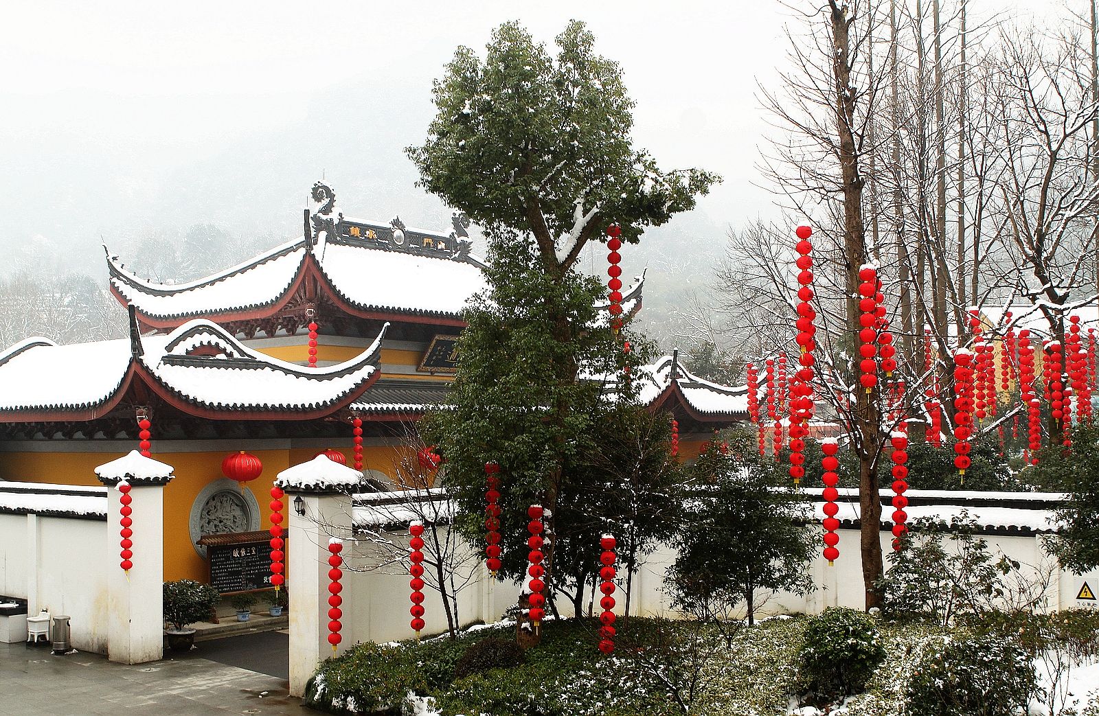 杭州这千年古寺,门票仅10元,还供有张国荣的牌位