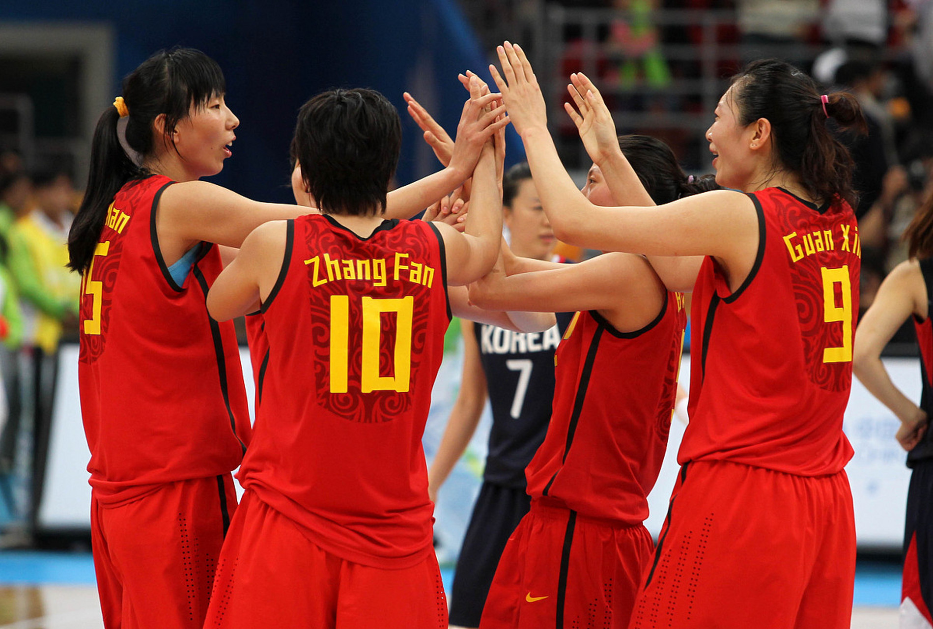 发动态聊亚运#   在今晚精彩纷呈的亚运女篮比赛中,中国女篮以101比