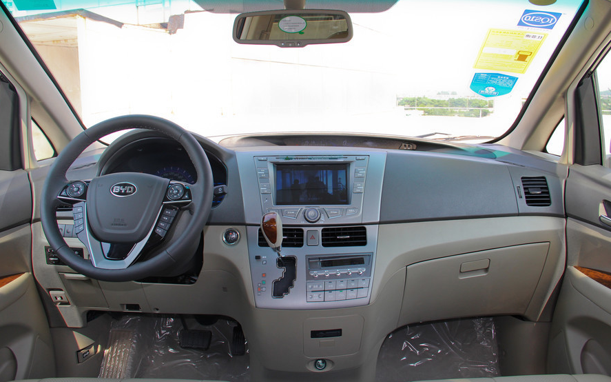 比亚迪m6霸气的外观,低调的奢华,时尚优雅,都市中的佼佼者