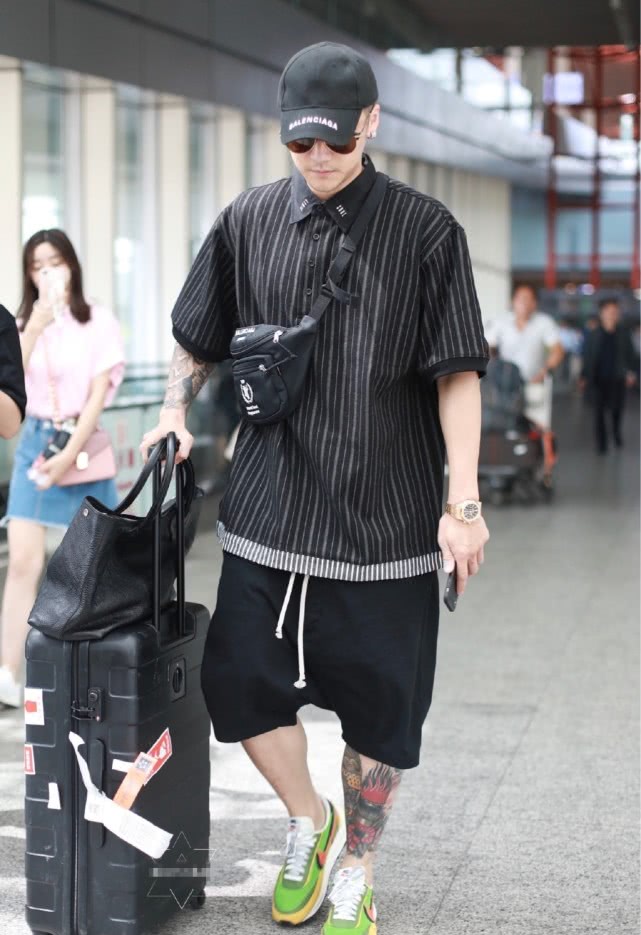 蒋劲夫风波后首次公开现身,颜值恢复迅速小腿肌肉纹身抢镜