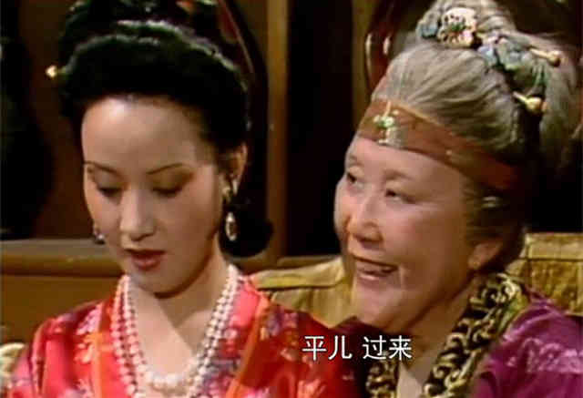 贾母年轻时,对自己丈夫的妾好吗?贾母可不像表面上那样慈悲包容