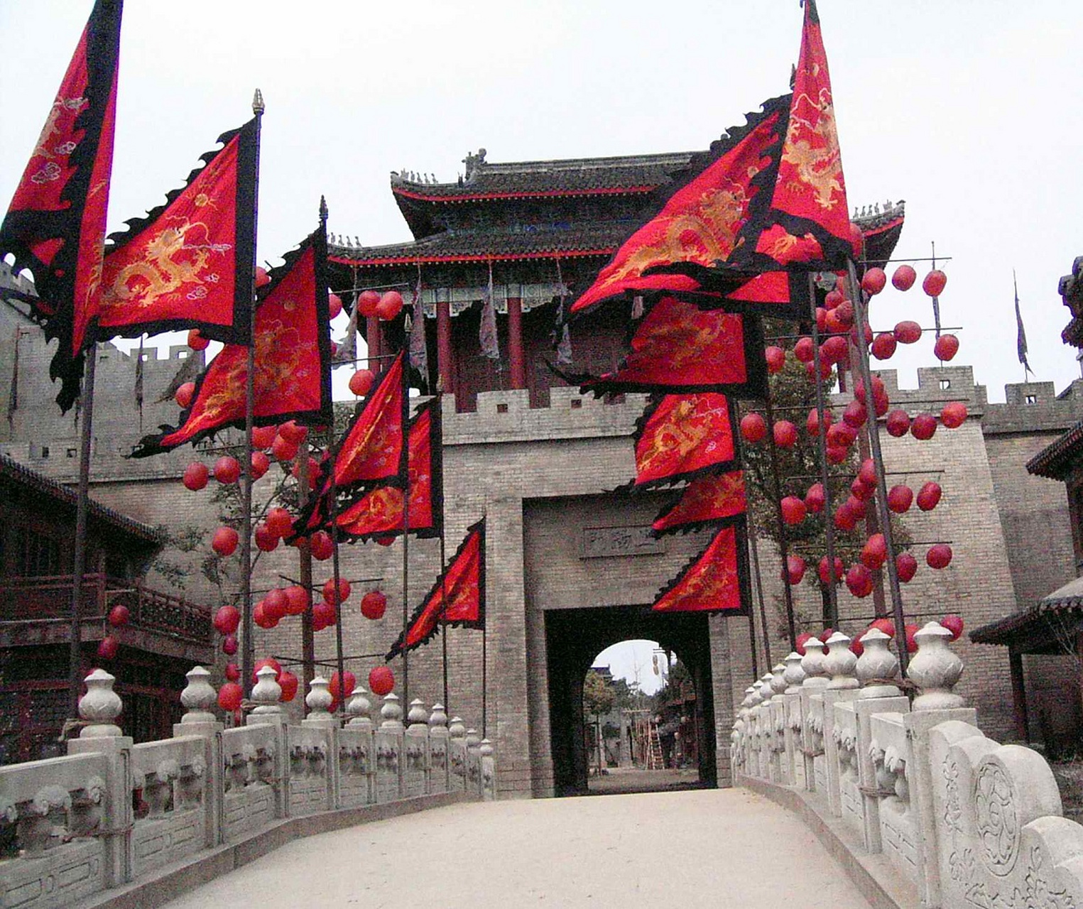 隋唐的瓦岗寨位于河南省滑县,是一座历史悠久的古镇,曾是军事堡垒.