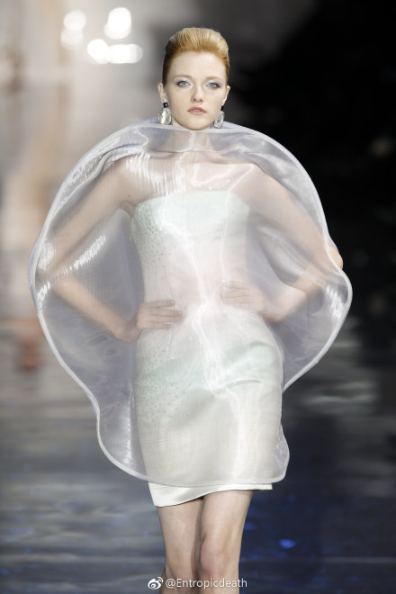 阿玛尼t台惊艳梦幻,"御用超模"摇曳生姿,美人鱼海底似仙境!