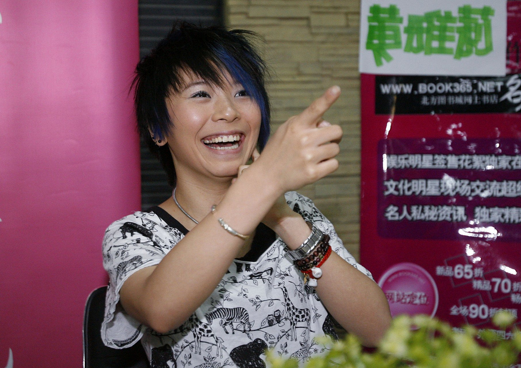 黄雅莉一个过气女歌手 近年来没什么工作,也买不起房子,但她在北京