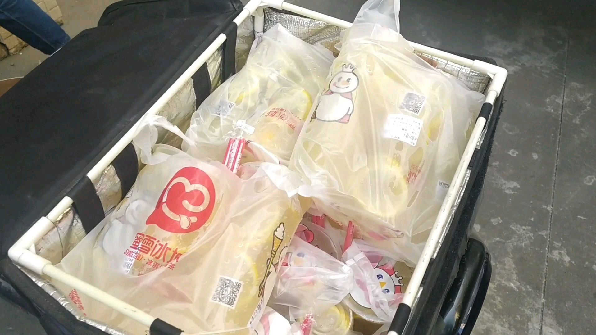 外卖小哥接了个超大单,43杯柠檬茶,连拿袋装好不容易才送达